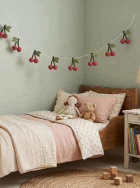 Longue guirlande murale en feutrine avec motifs cerises pour bébé.