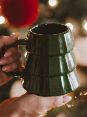 Tasse en céramique en forme de sapin | coloris vert foncé