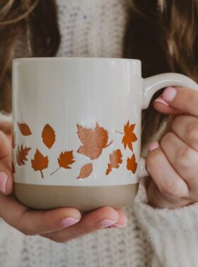 Tasse en céramique - Motifs feuilles d'érables roux sur fond blanc