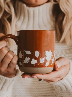 Tasse en céramique - Motifs feuilles d'érables blanc sur fond rouille