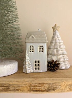 Petite maisonnette lumineuse en céramique avec sapins, éclairage LED - 14 cm