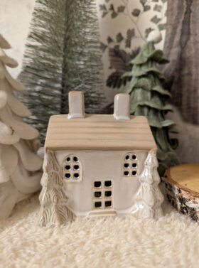 Petite maisonnette lumineuse en céramique avec sapins, éclairage LED - 12 cm.
