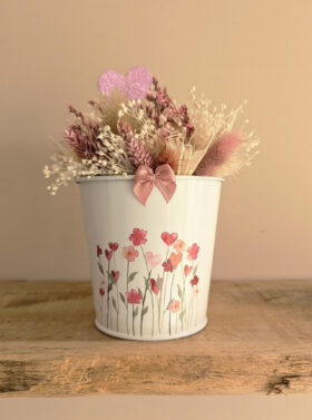 Petit cache-pot en métal avec motifs cœurs + fleurs | Coloris blanc