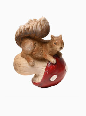 Figurine écureuil en résine sur champignon rouge et blanc