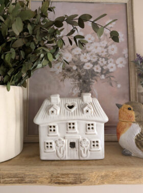 Brûleur d'huile en céramique en forme de petite maisonnette avec motifs floraux