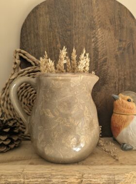 Mini pichet décoratif en grès marron - Motifs floraux et charme champêtre