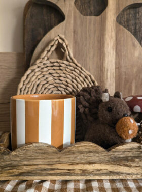 Petit cache-pot décoratif à rayures, coloris blanc et camel